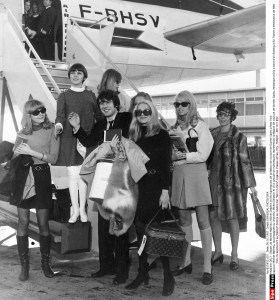 Mireille Mathieu, accompagnee du chanteur Michel Delpech et d'un groupe de mannequins representant la Maison de couture de Gunter Sachs, embarque a Orly a bord d'un Boieing d'Air France a destination de New York. Ils assisteront au Waldorf Astoria au celebre bal "April in Paris" organise chaque annee. Orly, FRANCE - 26/10/1967./Credit:UNIVERSAL PHOTO/SIPA/1304171155