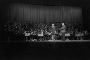 Mireille Mathieu At The Palais Des Sports With The Choirs Of The Red Army. France, Paris, novembre 1967, Lors d'un concert au Palais des Sports, la chanteuse française Mireille MATHIEU est accompagnée par les coeurs de l'Armée Rouge. (Photo by Jean Tesseyre/Paris Match via Getty Images)