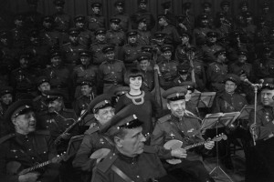 Mireille Mathieu At The Palais Des Sports With The Choirs Of The Red Army. France, Paris, novembre 1967, Lors d'un concert au Palais des Sports, la chanteuse française Mireille MATHIEU est accompagnée par les coeurs de l'Armée Rouge. (Photo by Jean Tesseyre/Paris Match via Getty Images)