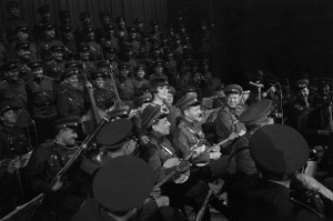 Mireille Mathieu At The Palais Des Sports With The Choirs Of The Red Army. France, Paris, novembre 1967, Lors d'un concert au Palais des Sports, la chanteuse française Mireille MATHIEU est accompagnée par les coeurs de l'Armée Rouge. (Photo by Jean Tesseyre/Paris Match via Getty Images)