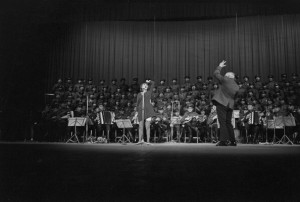 Mireille Mathieu At The Palais Des Sports With The Choirs Of The Red Army. France, Paris, novembre 1967, Lors d'un concert au Palais des Sports, la chanteuse française Mireille MATHIEU est accompagnée par les coeurs de l'Armée Rouge. (Photo by Jean Tesseyre/Paris Match via Getty Images)