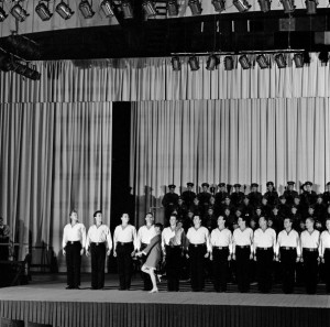 Mireille Mathieu At The Palais Des Sports With The Choirs Of The Red Army. France, Paris, novembre 1967, Lors d'un concert au Palais des Sports, sur scène, la chanteuse française Mireille MATHIEU est accompagnée par les coeurs de l'Armée Rouge. (Photo by Jean Tesseyre/Paris Match via Getty Images)