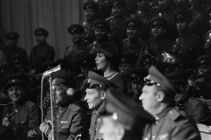 Mireille Mathieu At The Palais Des Sports With The Choirs Of The Red Army. France, Paris, novembre 1967, Lors d'un concert au Palais des Sports, la chanteuse française Mireille MATHIEU est accompagnée par les coeurs de l'Armée Rouge. (Photo by Jean Tesseyre/Paris Match via Getty Images)