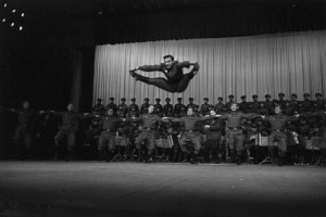 Mireille Mathieu At The Palais Des Sports With The Choirs Of The Red Army. France, Paris, novembre 1967, Lors d'un concert au Palais des Sports, la chanteuse française Mireille MATHIEU est accompagnée par les coeurs de l'Armée Rouge. (Photo by Jean Tesseyre/Paris Match via Getty Images)