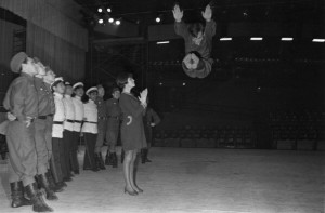 Mireille Mathieu At The Palais Des Sports With The Choirs Of The Red Army. France, Paris, novembre 1967, Lors d'un concert au Palais des Sports, la chanteuse française Mireille MATHIEU est accompagnée par les coeurs de l'Armée Rouge. (Photo by Jean Tesseyre/Paris Match via Getty Images)