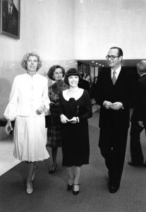 FRANCE - JUIN: Mireille Mathieu arrive a une exposition entouree de Claude Pompidou, Bernadette Chirac et Jacques Chirac en juin 1977 en France.